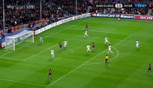 In der Mitte bindet Henry durch seine Bewegung zwei Gegenspieler, Alves flankt lang