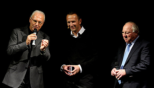 Gastgeber und adidas PR-Chef Oliver Brüggen (M.) hieß Uwe Seeler (r.) und Franz Beckenbauer als Star-Gäste willkommen