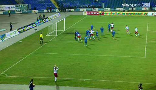 93. Minute in Sofia: Beim Stand von 0:0 wirft Salzburgs Christian Schwegler von der linken Seite ein - und wie!