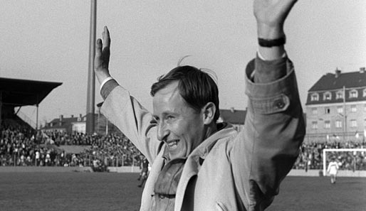 1966 noch in der Heimat als Trainer des VfB Stuttgart. Schon seine nächste Station bedeutete aber eine Weltreise: Er ging nach St. Louis, Missouri