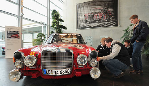 Die Springreiter Alexander Schill, Philipp Weishaupt und Timo Beck im Showroom von Mercedes-AMG in deren Unternehmenssitz in Affalterbach