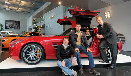 Die Springreiter Alexander Schill, Philipp Weishaupt und Timo Beck im Showroom von Mercedes-AMG in deren Unternehmenssitz in Affalterbach