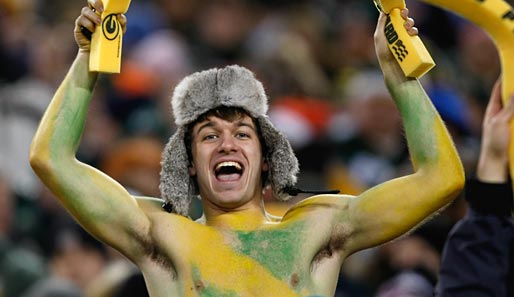 Wenigstens eine warme Kopfbedeckung trägt dieser Fan der Green Bay Packers bei eisigen Temperaturen beim Monday-Night-Game. Die Packers schlagen Baltimore 27:14