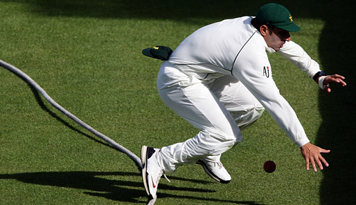 Achtung, Stolperfalle! Der Pakistani Faisal Iqbal übersieht bei der Jagd nach dem Ball im Cricket-Testspiel gegen Neuseeland ein Begrenzungsseil und macht sich lang
