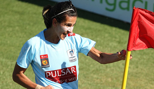 Ein Tänzchen mit der Eckfahne: Leena Khamis freut sich nach ihrem Treffer zum 2:0 beim 3:0-Sieg des FC Sydney im W-League-Halbfinale gegen Canberra United