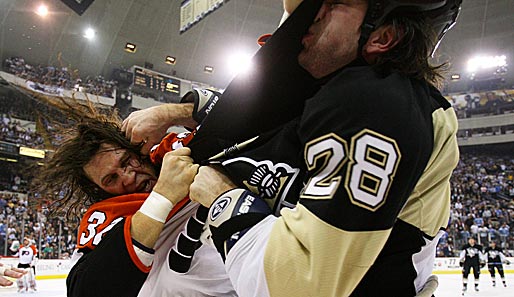 Man erkennt sie kaum, aber es sind Riley Cote und Eric Godard, die sich beim Match der Philadelphia Flyers gegen die Pittsburgh Penguins in die Haare kriegen