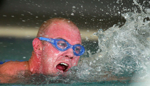 Wasserballer Barry Hall durchpflügt konzentriert das Becken beim Klub-Triathlon der Western Bulldogs in Australien. Bitte Lächeln - ist doch nur Spaß!