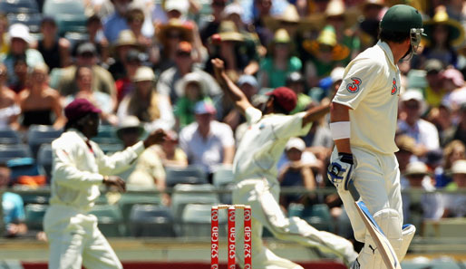 "Was machen denn die beiden da hinten?" denkt sich Marcus North und beäugt seine Kollegen beim Testspiel Australien gegen die West Indies