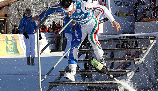 Skifahren kann Massimiliano Blardone, sonst hätte er ja nicht den Riesenslalom in Alta Badia gewonnen. Aber beim Feiern hapert es noch