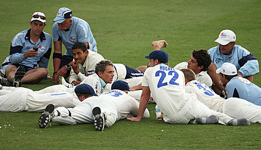 Nur keinen Stress. Die Cricketspieler der New South Wales Blues relaxen beim Match gegen die Victorian Bushranger. Die Pause sei ihnen vergönnt
