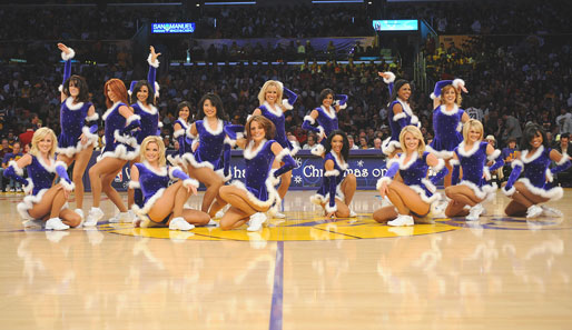 Noch strahlen die Lakers-Girls: Trotz dieser hübschen Unterstützung verloren die Los Angeles Lakers mit 87:102 gegen die Cleveland Cavaliers. Schöne Bescherung!