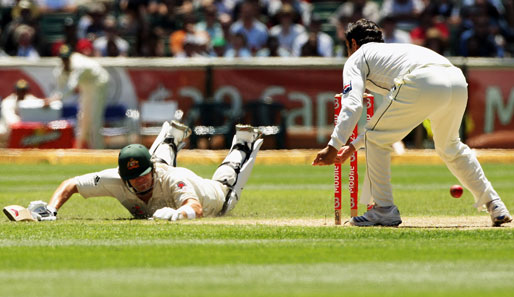 Abgelenkt vom Saeed Ajmats Bauchplatscher geht Shane Watson doch glatt der Ball durch die Lappen bzw. Hände. Passiert beim Cricket-Testspiel Australien gegen Pakistan