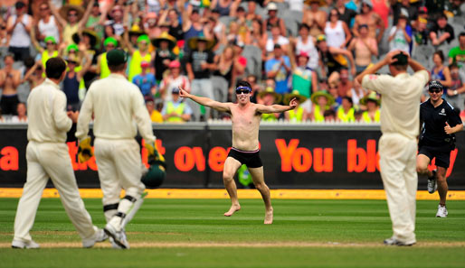 Ein Flitzer beim Cricket-Match zwischen Australien und Pakistan in Melbourne: Dem Spieler rechts scheint dieser Anblick nicht zu gefallen
