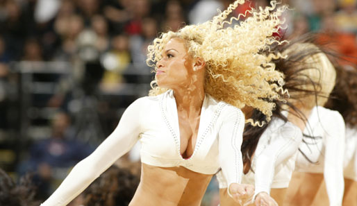 Auch die Cheerleader in der NBA kommen in den Weihnachtstagen als blonde Engel daher