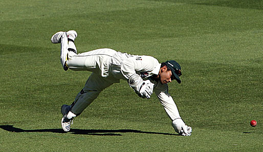 "Ich komme noch dran", dachte sich Kamram Akmal und stürzte beim Cricketspiel zwischen Australien und Pakistan akrobatisch dem Ball hinterher