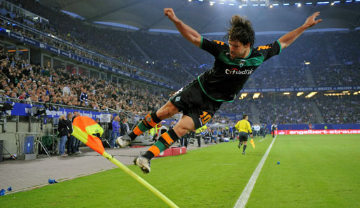 Diegos legendärer Torjubel: Nach seinem Ausgleichstreffer im Europa-League-Rückspiel 2009 in Hamburg musste die Eckfahne dran glauben