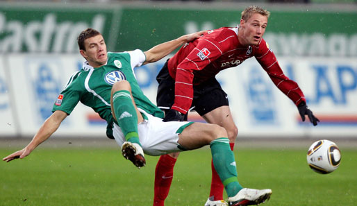 VfL Wolfsburg - SC Freiburg 2:2: Edin Dzeko (l.) macht Bekanntschaft mit Felix Bastians