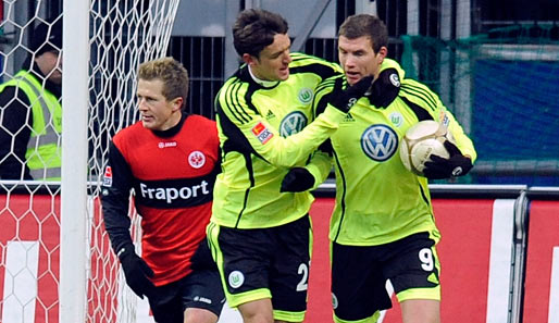 Doch Wolfsburg schlug zurück. Edin Dzeko (rechts) machte den Ausgleich