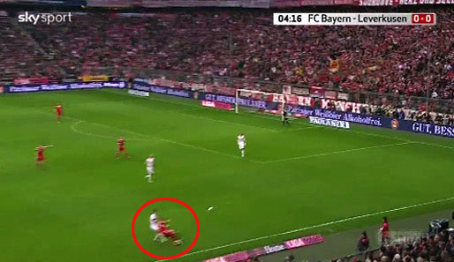 Der Ball landet nur wenige Meter weiter beim nächsten Bayern-Spieler - der prompt vom nächsten Leverkusener unter Druck gesetzt wird