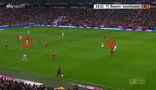 Bayer in München: Vidal (kleiner Kreis) hat den Ball erobert. In der Bayern-Hälfte nehmen Derdiyok und Kießling Tempo auf. Van Buyten (Kreis) folgt kurzzeitig Derdiyok