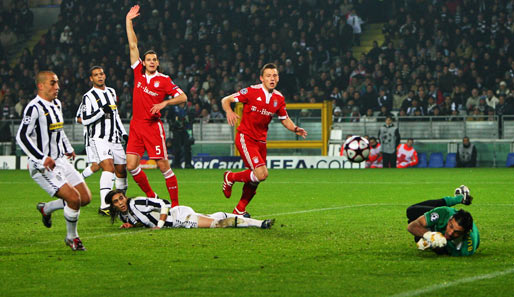 Juventus Turin - FC Bayern München 1:4: Bereits früh drückte der FCB aufs Gaspedal - hier köpfte Olic an den Pfosten