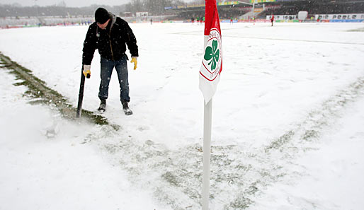 Schneegestöber in Oberhausen am letzten Spieltag der Hinrunde. Gespielt wurde aber trotzdem