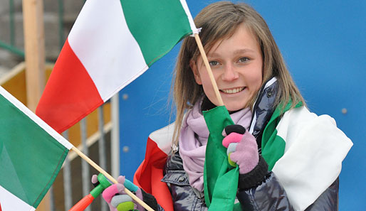 Gerade mal im Teenie-Alter und schon Skisprung-Fan: Eine junge Anhängerin der Italiener