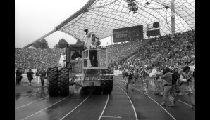 Mit Erfolg: In München sammelte Lattek weiter munter Titel. Den Fans im ehrwürdigen Olympiastadion gefiel es sichtlich