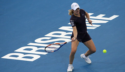 Justine Henin ist nach ihrer Auszeit zurück auf der Tour. In Brisbane schlug die Belgierin gleich mal Nadia Petrowa in zwei Sätzen