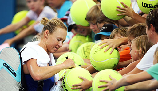 Kleines Trostpflaster für Alicia Molik nach der Niederlage gegen Kim Clijsters im "Brisbane International 2010"-Turnier: Ihre Autogramme sind trotzdem noch heißbegehrt