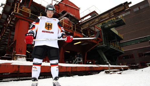 Moritz Müller posiert beim DEB-Aktionstag auf der Eisbahn der Kokerei Zollverein Essen - einer Promotion-Veranstaltung für die Eishockey-WM im Mai in Deutschland