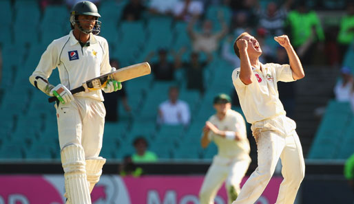 Des einen Freud', des anderen Leid: Cricket-Ass Nathan Hauritz (r.) bejubelt den Testspiel-Sieg der Australier gegen Pakistan in Sydney