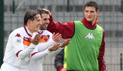Simone Perrotta (M.) feiert mit der Schaukel seinen Treffer zum 2:0 bei Cagliari Calcio. Am Ende reichte es für den AS Rom aber nur zu einem 2:2