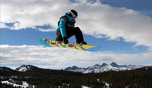 Schwerelos über der kalifornischen Sierra Nevada: Kelly Clark in der Halfpipe beim Snowboard Grand Prix in Mammoth Lakes, CA