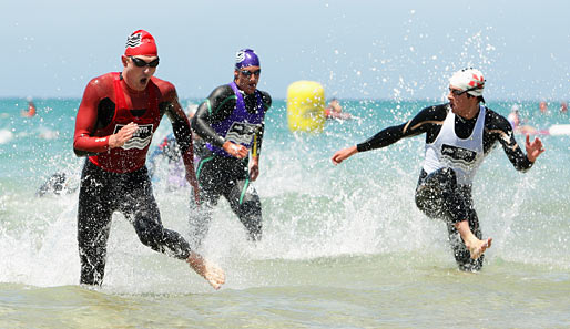 Nein, hier handelt es sich nicht um Ringelpiez im Wasser, sondern ein knallhartes Rennen. Und zwar um das "Lorne Pier to Pub Race" in Lorne, Australien
