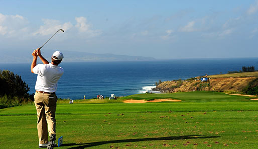 Als Golfer hat man vermutlich schon eher Zeit, auch mal die Umgebung zu bewundern. In diesem Fall Lucas Glover beim SBS Turnier auf Maui, Hawaii