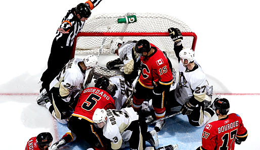 Ein bisschen Gruppenkuscheln gefällig? Die Calgary Flames und die Pittsburgh Penguins machen es sich vor dem Tor der Penguins gemütlich