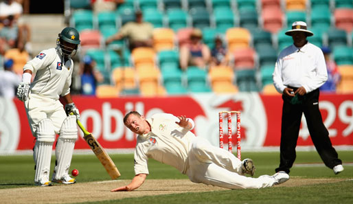 Autsch! Der Australier Peter Siddle (M.) macht Bodenbekanntschaft. Cricket kann auch manchmal durchaus schmerzhaft sein