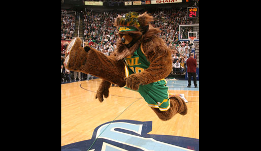 Kung-Fu in der Basketball-Arena: Der Utah Jazz Bear präsentiert, wie vielseitig begabt er ist