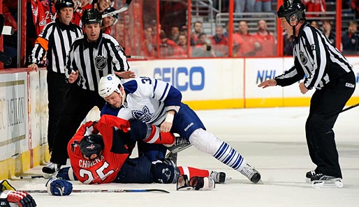 "Kinder, hört doch auf zu streiten": Die Schiris versuchen die NHL-Spieler Jason Chimera (u., Washington) und Jay Rosehill (o., Toronto) zu trennen