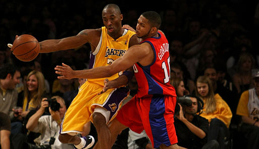 "Ätsch, du kriegst ihn nicht": Kobe Bryant (L.A. Lakers, l.) lässt Clippers-Spieler Eric Gordon einfach nicht mitspielen. Gesehen beim Stadt-Derby in der NBA