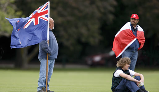 Vorsicht, Ausschreitungsgefahr! Der neuseeländische und der kanadische Fanblock kurz vor dem Aneinandergeraten beim U19-Cricket-World-Cup in Lincoln, Neuseeland