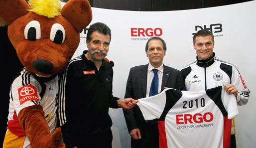 Heiner Brand (2.v.l.) und Michael Kraus (r.) präsentieren das neue Trikot der deutschen Handball-Nationalmannschaft