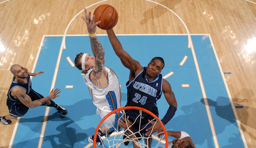 "Not in my house"! Chris Andersen (l.) von den Denver Nuggets blockt in der NBA den zum Korb stürmenden Paul Millsap (r.) von den Utah Jazz
