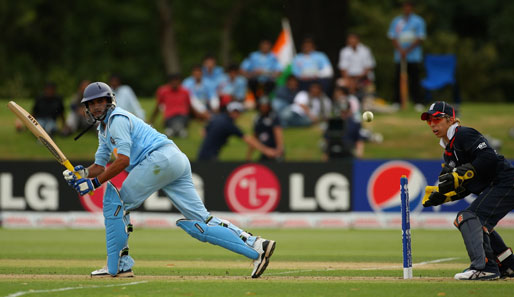 Beim Cricket World Cup in Lincoln (Neuseeland) standen sich die U-19-Junioren von Indien und England gegenüber. Hier möchte sich Harshal Patel (l.) für Indien in Szene setzen