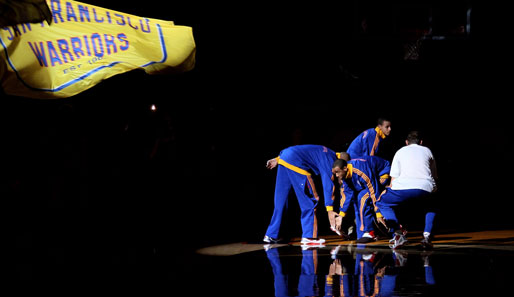 NBA: In Oakland waren die Denver Nuggets zu Gast. Die kalifornischen Gastgeber von den Golden State Warriors lieferten bereits vor Beginn des Spiels eine gute Show