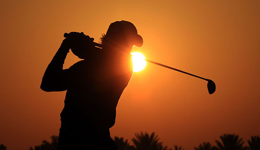 Der frühe Vogel fängt den Wurm: Der Kolumbianer Camilo Villegas schwingt schon bei Sonnenaufgang den Golfschläger in Abu Dhabi. Die beste Vorbereitung für die zweite Runde