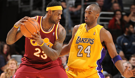 Da hat selbst Kobe Bryant Respekt: LeBron James (l.) ist einer von nur drei Spielern, die bislang besser scoren als der Star der Los Angeles Lakers. Die Cavs siegten 93:87