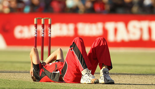 Cricket-Spieler am Boden: South Australian Redback Gary Putland liegt enttäuscht auf dem ebenen Grund des Adelaide Oval