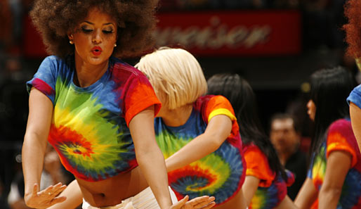 Groovy, Baby! Die Cheerleader der Miami Heat machen in bunter Batik-Optik auf Oldschool